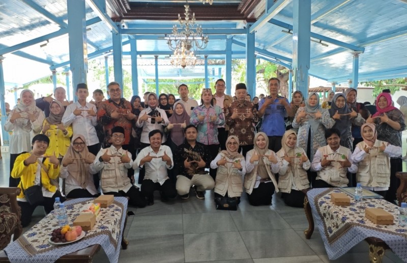 Satgas Halal Kemenag Kota Cirebon Bersama UI Halal Center Kampanye Sertifikasi Halal di Pasar Kanoman